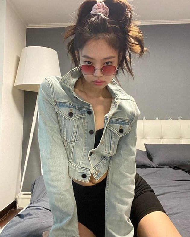 9 OOTD Jennie BLACKPINK During Quarantine #StayAtHome, Showcasing Collaboration with Eyewear Brand in Bed