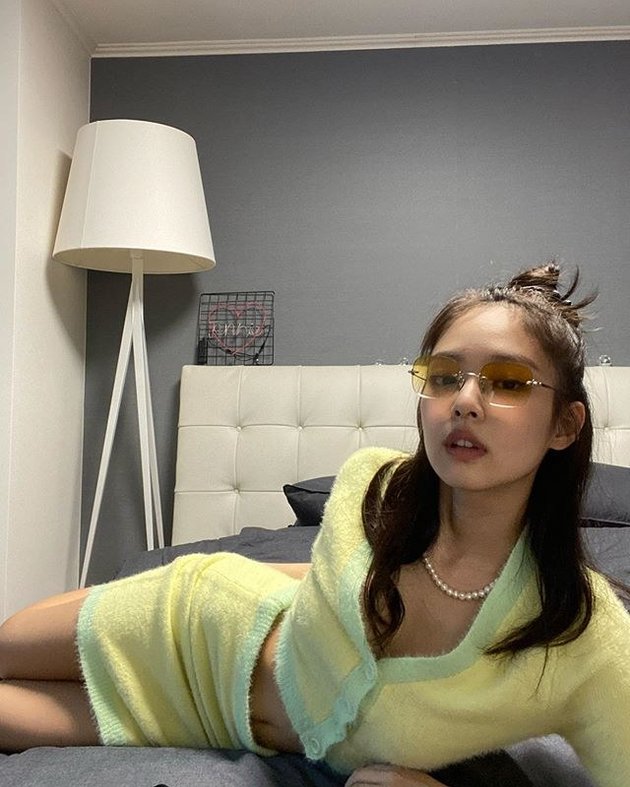 9 OOTD Jennie BLACKPINK During Quarantine #StayAtHome, Showcasing Collaboration with Eyewear Brand in Bed