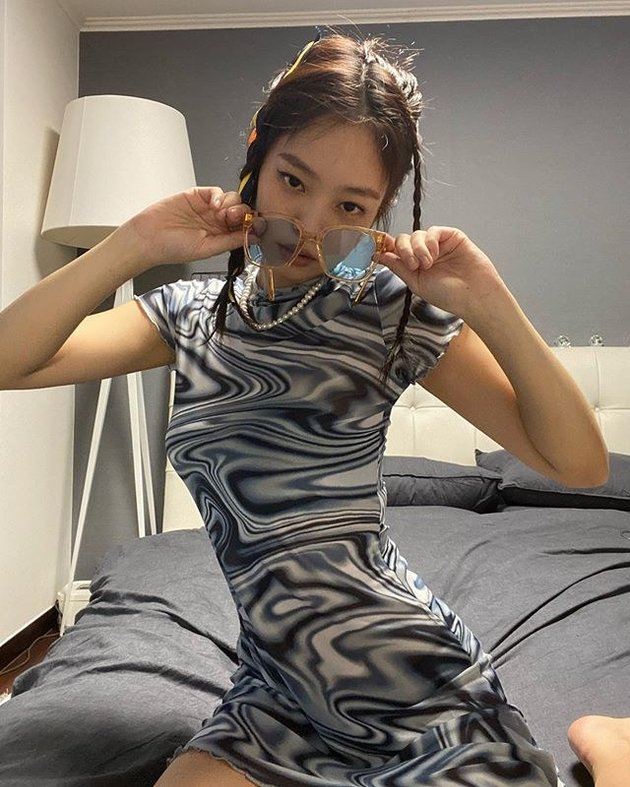 9 OOTD Jennie BLACKPINK During Quarantine #StayAtHome, Showcasing Collaboration with Eyewear Brand in Bed