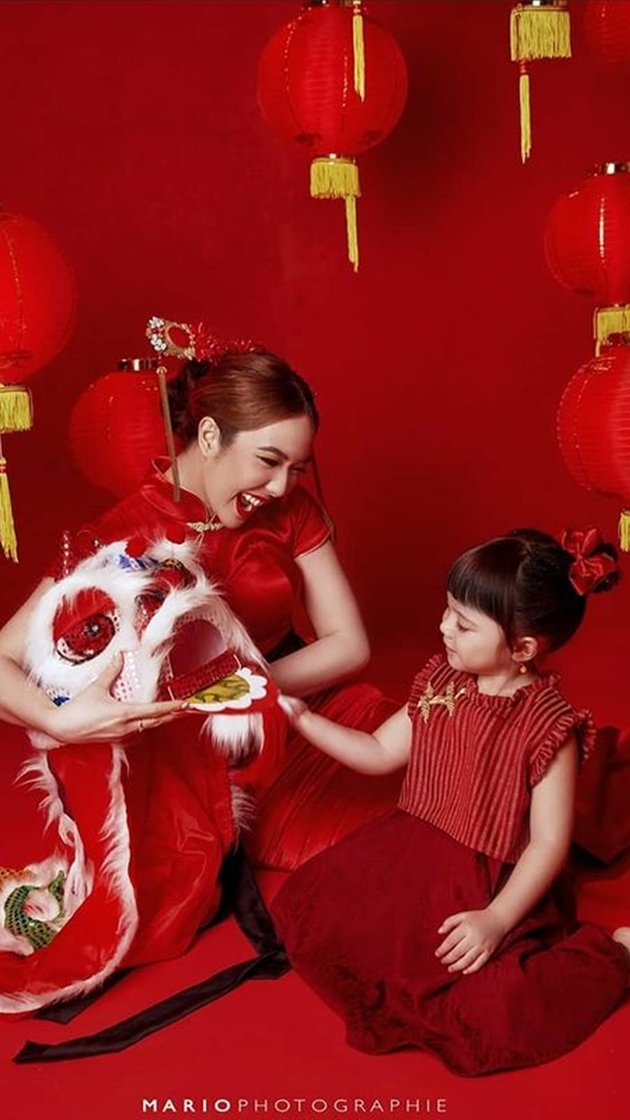 9 Elegant and Eye-Catching Chinese New Year Themed Celebrity Photoshoots, Celine Evangelista - Sarwendah Looks Stunning!