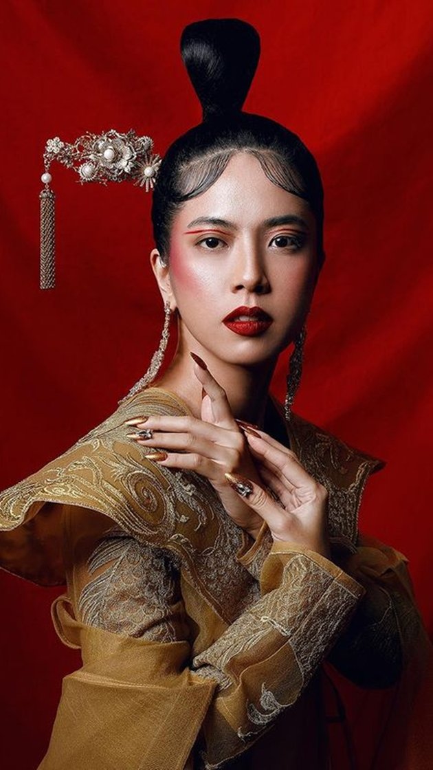 9 Elegant and Eye-Catching Chinese New Year Themed Celebrity Photoshoots, Celine Evangelista - Sarwendah Looks Stunning!