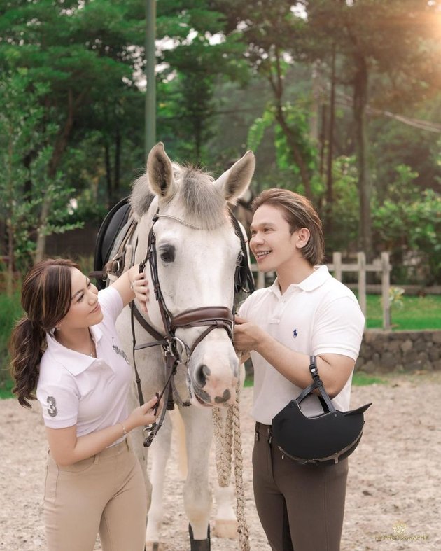 9 Latest Photoshoot of Jordi Onsu and Frislly Herlind with Horses, Romantic Eye Contact Like Prewedding