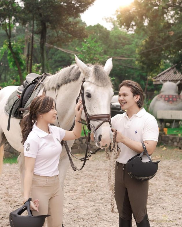 9 Latest Photoshoot of Jordi Onsu and Frislly Herlind with Horses, Romantic Eye Contact Like Prewedding