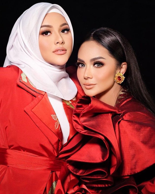 9 Latest Photoshoots of Krisdayanti and Aurel Hermansyah that Attract Attention, Both Look Beautiful Wearing Red Dresses Like Photocopies