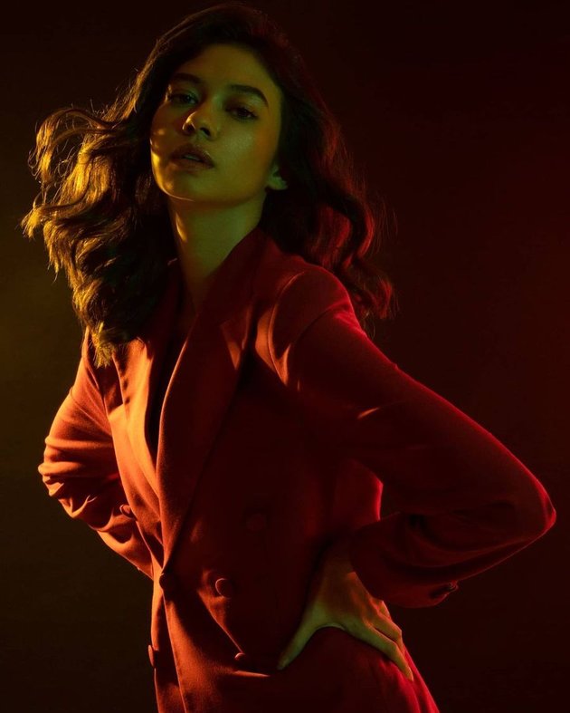 9 Latest Photoshoots of Yuki Kato, Anya Geraldine, and Valerie Thomas, Three Beautiful Women Desired by Men - Wearing Colorful Blazzer Sets that Catch Attention