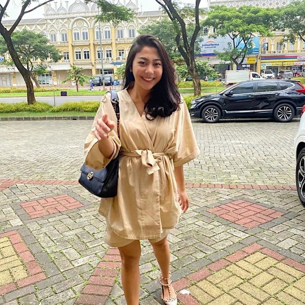 9 Charms of Winona, Nikita Willy's Sister, Always Looking Beautiful with a Stylish Style
