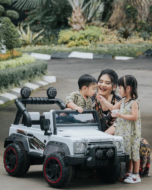 9 Photoshoots of Kahiyang Ayu and Her Two Grown-up Children, Nahyan Becoming More Handsome and Adorable