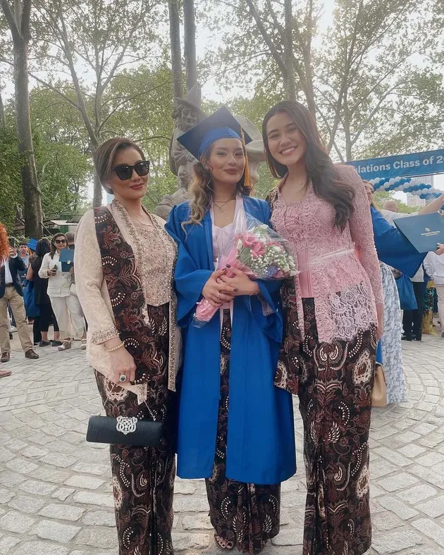 Aaliyah pakai Batik di wisuda Zahwa