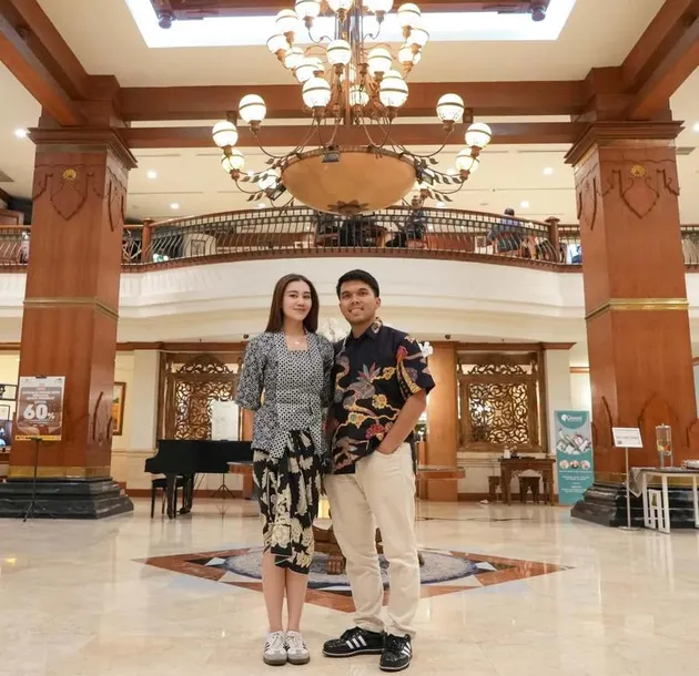 Aaliyah serasi pakai Batik dengan Thariq