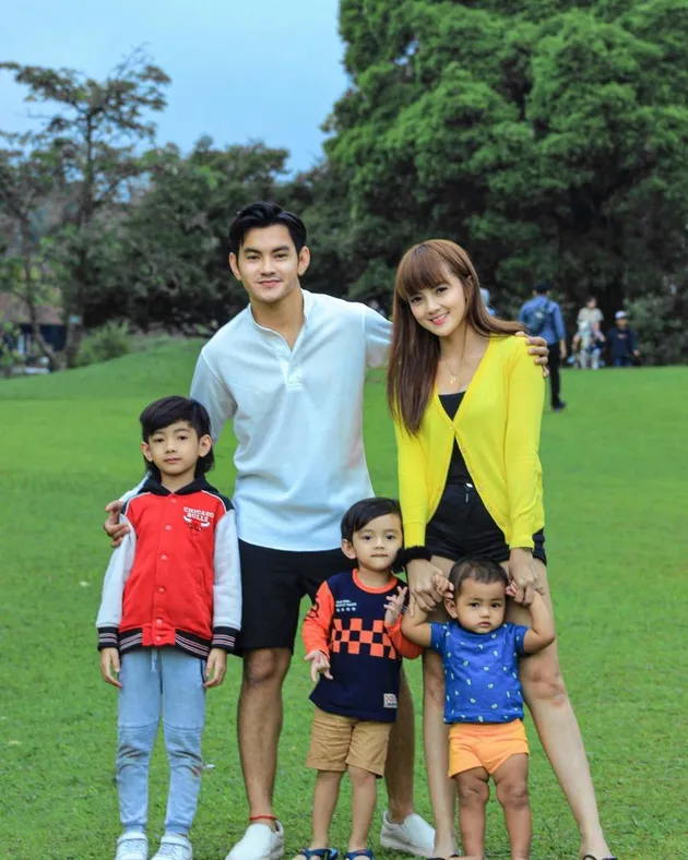 Aditya Suryo Bareng Istri dan 3 Anaknya
