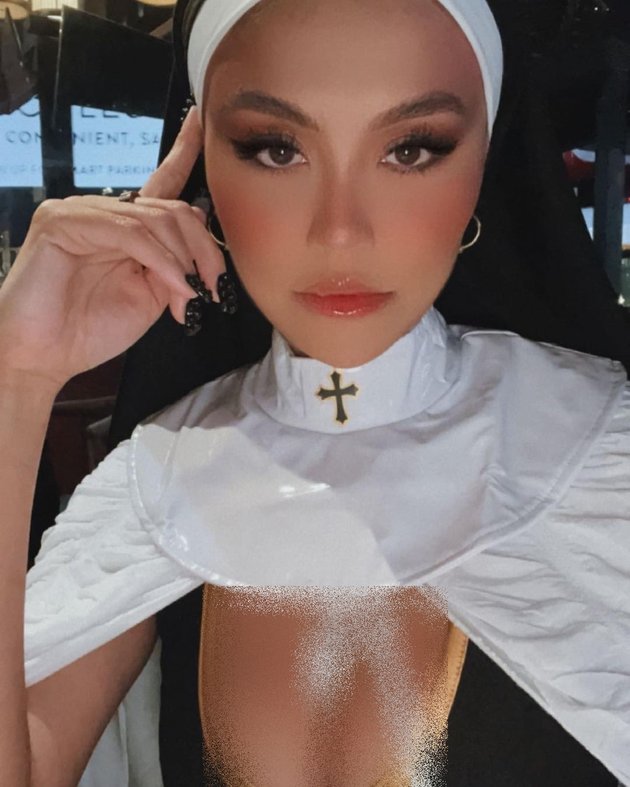9 Photos of Agnez Mo Celebrating Halloween with Adam Rosyadi, Showing Affection by Kissing Her Boyfriend - Costumes with Religious Elements Become the Highlight