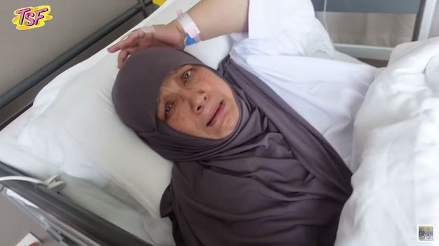 9 Portraits of Zaskia Sungkar's Mother's Tears Unable to Accompany the Birth of Baby Ukkasya, Being Treated at the Hospital Due to Complications - See Grandchild's Face Through Video Call