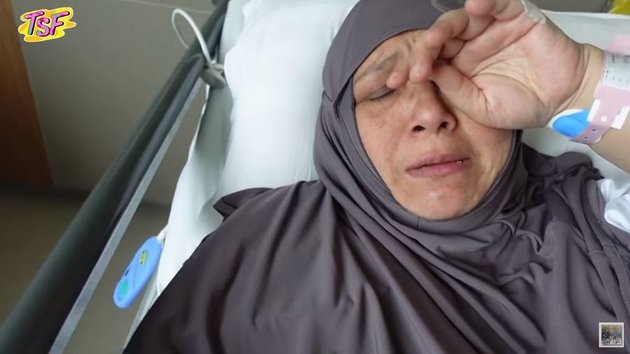 9 Portraits of Zaskia Sungkar's Mother's Tears Unable to Accompany the Birth of Baby Ukkasya, Being Treated at the Hospital Due to Complications - See Grandchild's Face Through Video Call