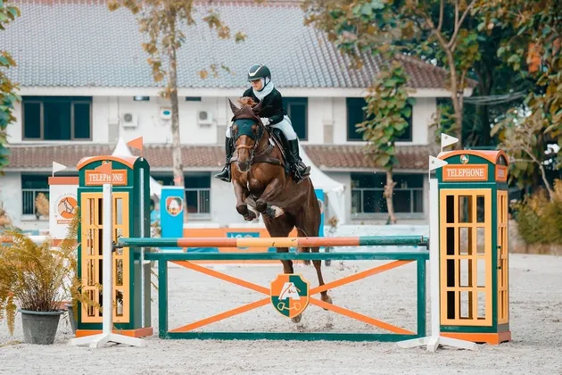 Aksi Aisha Keem di pacuan kuda