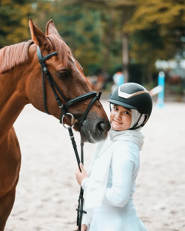 Aisha Keem foto bareng kuda