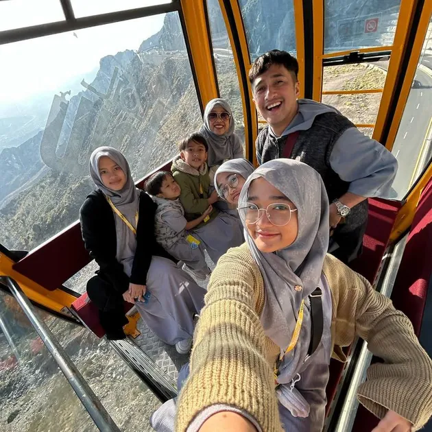 Aisha Keem liburan sekeluarga besar