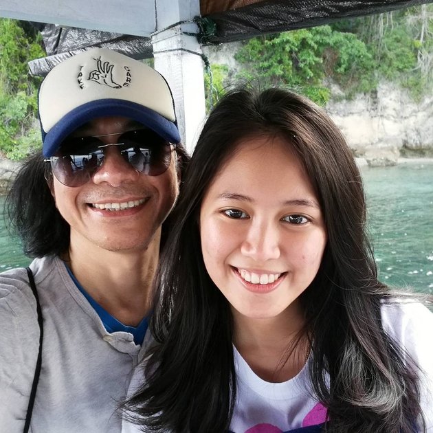 9 Pictures of Alanis Nurulizah, the Beautiful and Unexposed Daughter of Abdee Slank - Young Doctor Candidate