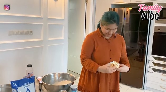 9 Pictures of Nur Amalia, Ussy Sulistiawaty's Daughter, Cooking a New Menu, Just by Looking at the Recipe from Tik Tok