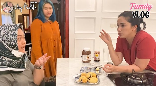 9 Pictures of Nur Amalia, Ussy Sulistiawaty's Daughter, Cooking a New Menu, Just by Looking at the Recipe from Tik Tok