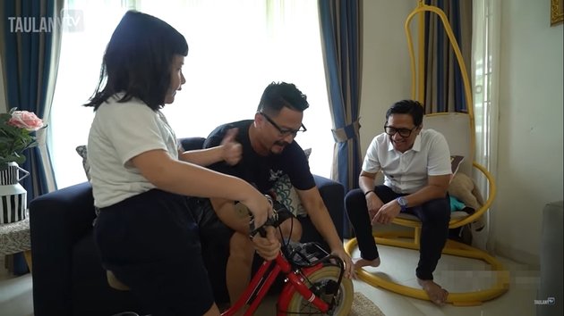 9 Photos of Andre Taulany Inspecting the Contents of Ferry Maryadi's House, Trying Out a Swing Chair - Keeping Vintage Toys and Amazed by the Red Ondel-ondel