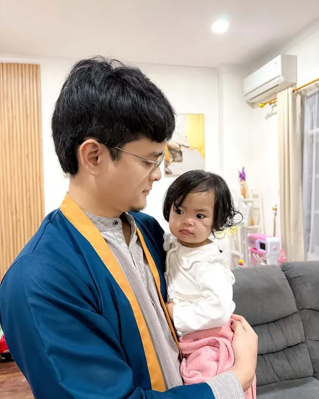 Potret Anandito Dwis gendong anak bungsu