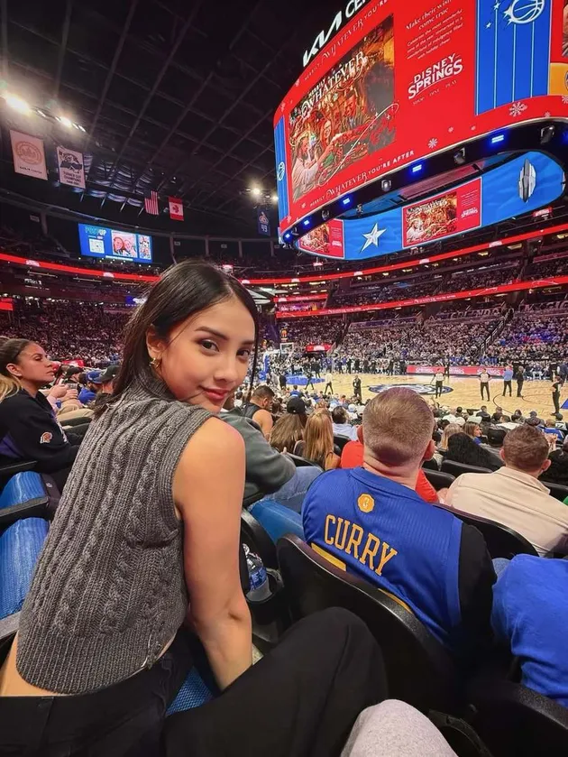 Potret Anya Geraldine nonton pertandingan NBA
