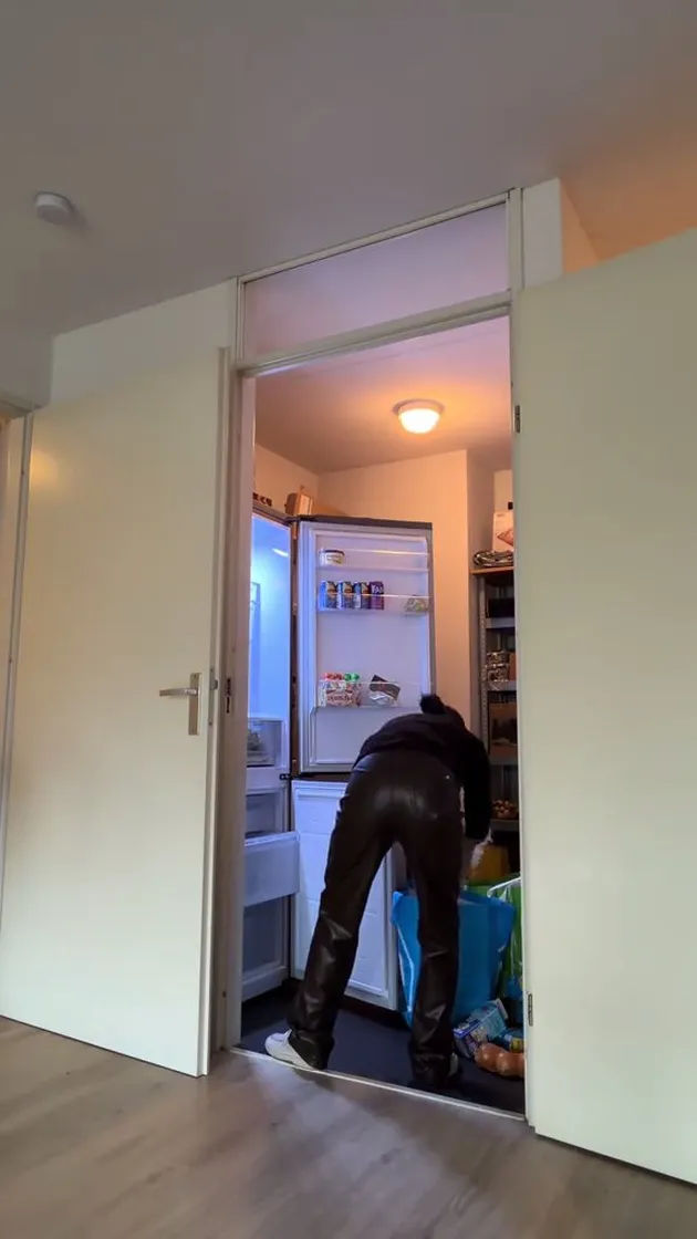 Potret Jennifer Coppen menata barang belanjaan