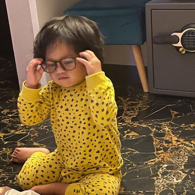 Dalam unggahan instagram Arkana terdapat potret saat si kecil sedang asik memakai kacamata. Netizen menyebut bahwa Arkana makin gemas dengan rambut gondrong-nya. 