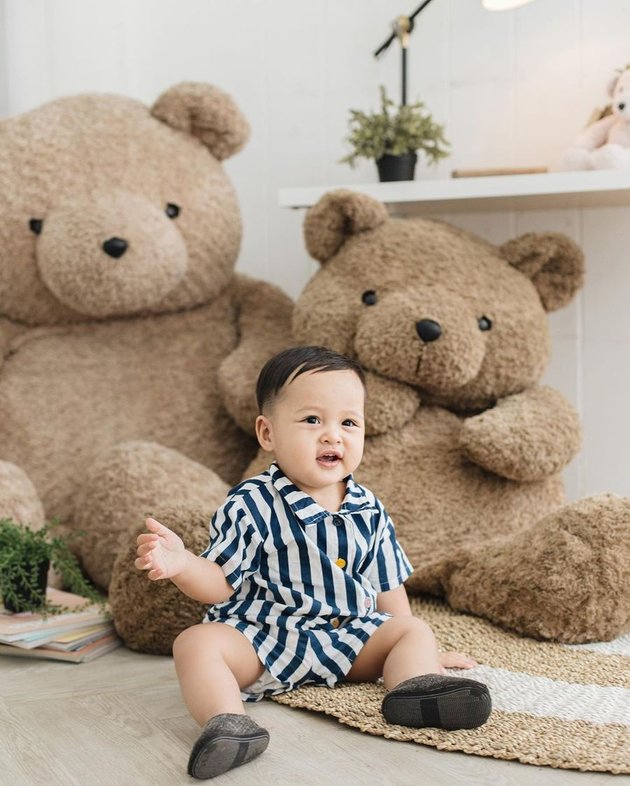 9 Portraits of Arrasya Wardhana Bacthiar, Tasya Kamila's Son, Who is Getting Handsome, Has a Hobby of Collecting Fans - Cute and Adorable, Grabbing Attention