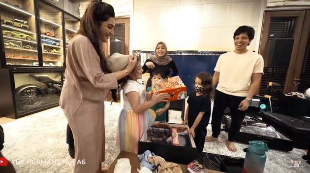 9 Photos of Arsy Hermansyah Receiving a Gucci Bag Gift from Atta-Aurel Worth the Price of the Latest iPhone, Will Be Used for School