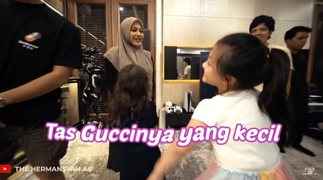 9 Photos of Arsy Hermansyah Receiving a Gucci Bag Gift from Atta-Aurel Worth the Price of the Latest iPhone, Will Be Used for School
