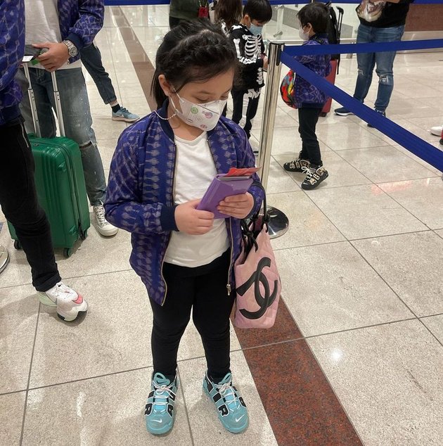 Beberapa hari sebelum lebaran, Arsy bersama keluarga berangkat ke Dubai. Begini lah seriusnya Arsy saat berada di bandara.