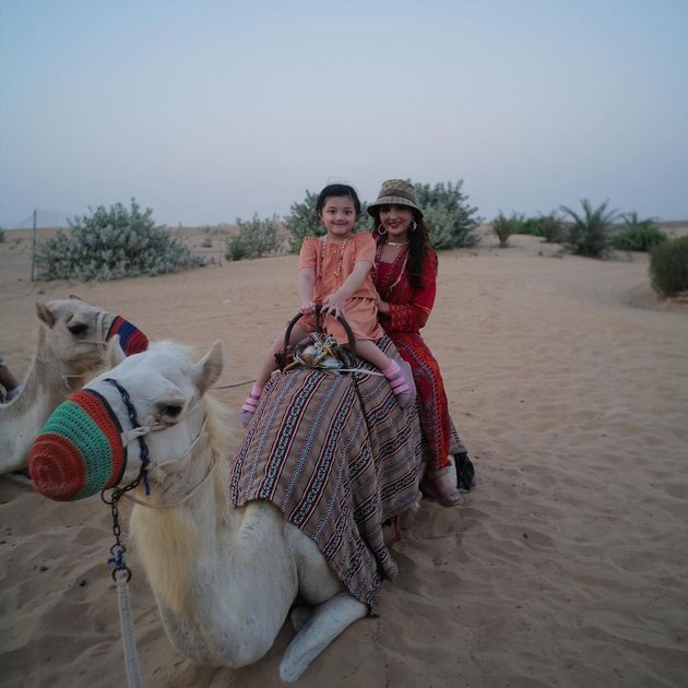 9 Potret Arsy Hermansyah During Vacation in Dubai, Happy Riding Camels with Ashanty - Having Fun Skiing
