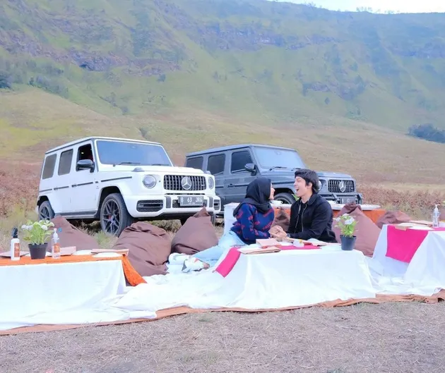 Atta Halilintar dan Aurel Hermansyah ke Bromo