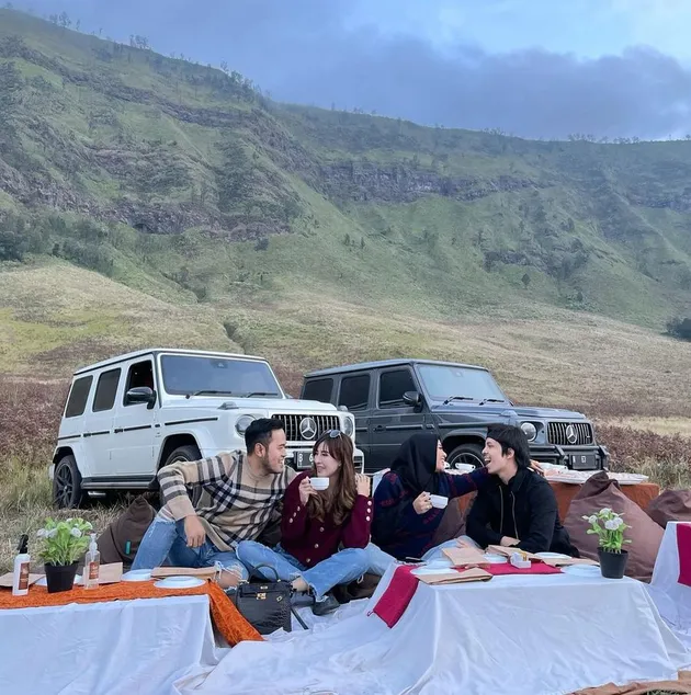 Atta Halilintar dan Aurel Hermansyah ke Bromo