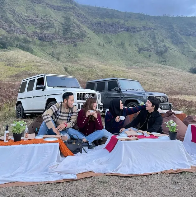Atta Halilintar dan Aurel Hermansyah ke Bromo