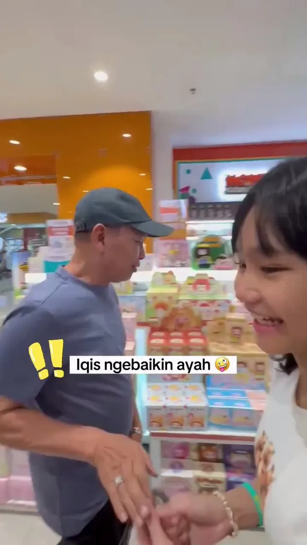  Potret Ayah Ayu Ting Ting belikan cucu mainan