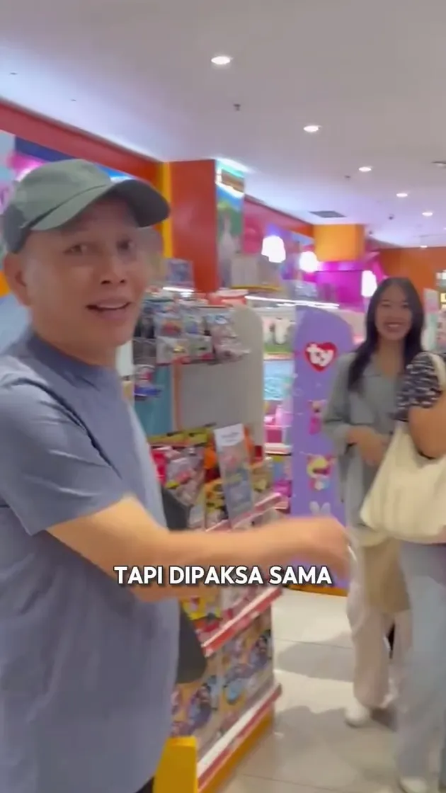  Potret Ayah Ayu Ting Ting belikan cucu mainan