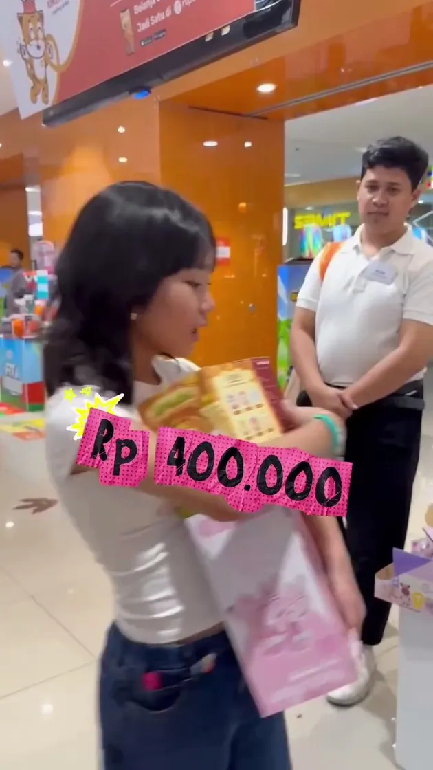  Potret Ayah Ayu Ting Ting belikan cucu mainan