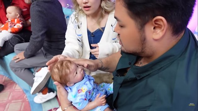 9 Photos of Ayu Ting Ting Carrying Baby Eqqel, Ivan Gunawan's Child, Both Hands Lifted and Swung - Holding and Learning to Walk Causes Panic and Laughter