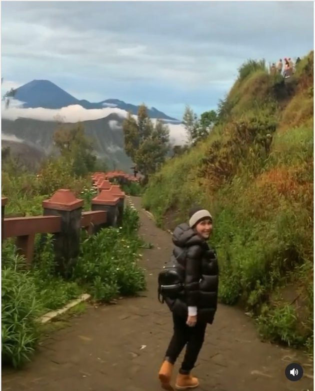 9 Portraits of Ayu Ting Ting's Vacation to Mount Bromo, Taking Photos with the Group - Enjoying the Beautiful Scenery on Foot