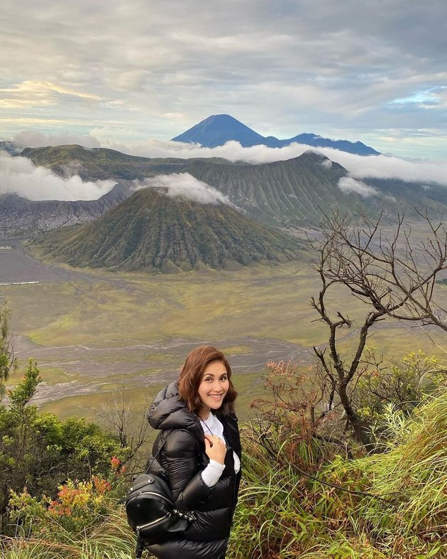 9 Portraits of Ayu Ting Ting's Vacation to Mount Bromo, Taking Photos with the Group - Enjoying the Beautiful Scenery on Foot