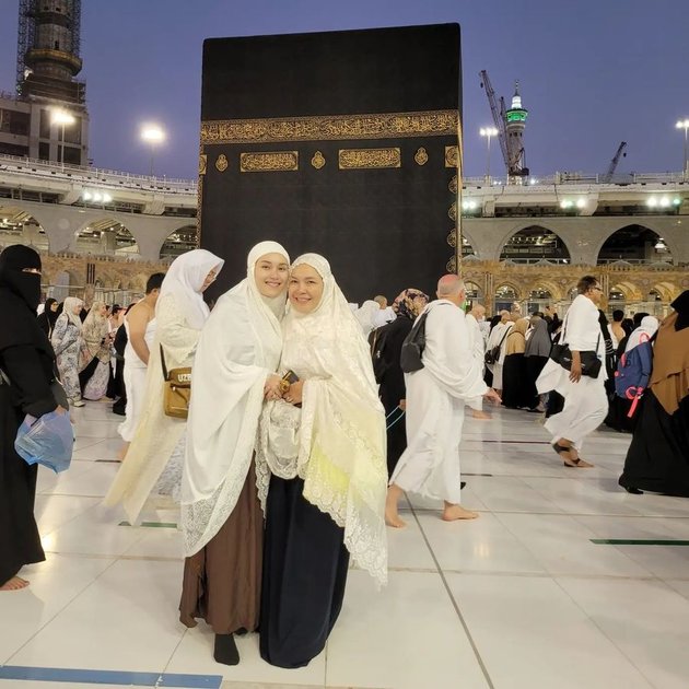 9 Portraits of Ayu Ting Ting During Umrah in the Holy Land, Pale Face Becomes the Spotlight