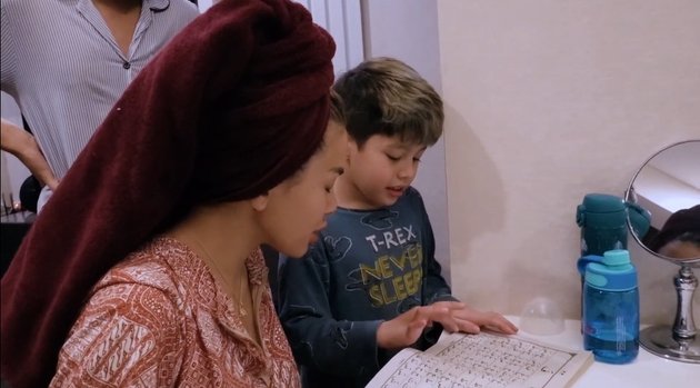 9 Potret Azka, Nikita Mirzani's Second Child, Learning to Recite the Hijaiyah Letters, Already Fluent