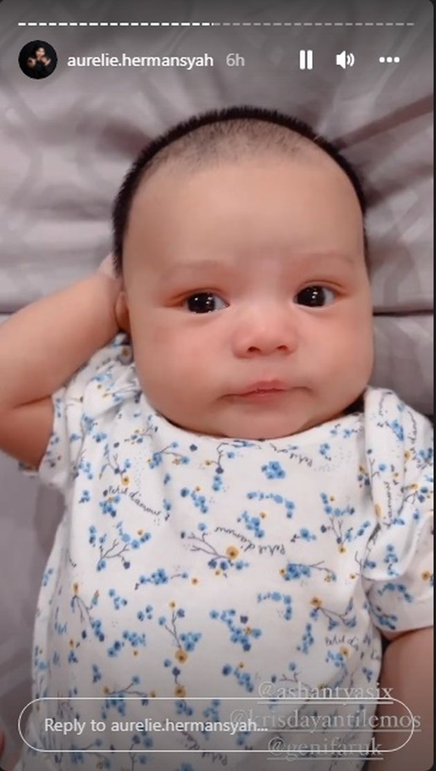 Aurel Hermansyah mengunggah video anaknya, baby Ameena di story instagram pribadinya. 