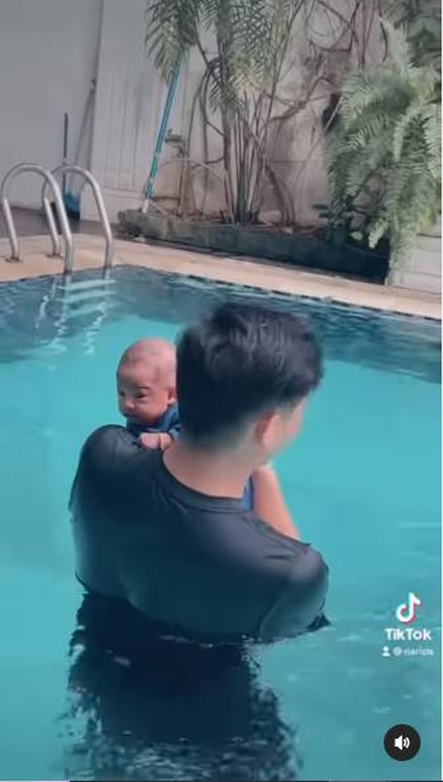 9 Pictures of Baby Moana Learning to Swim and Dive with Teuku Ryan, So Cute & Smart without Crying - Relaxing while Floating like a Float