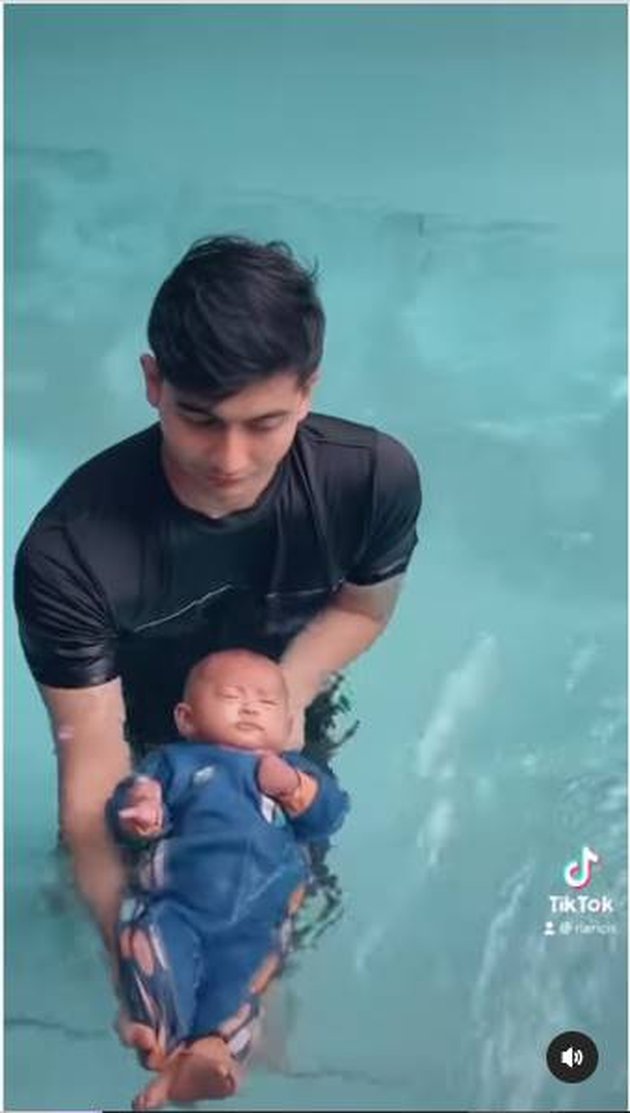 9 Pictures of Baby Moana Learning to Swim and Dive with Teuku Ryan, So Cute & Smart without Crying - Relaxing while Floating like a Float