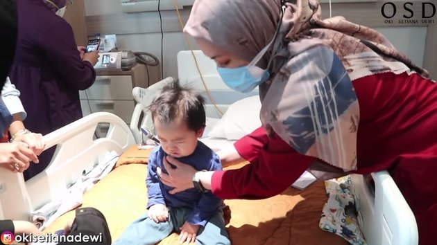 9 Photos of Baby Sulaiman, Oki Setiana Dewi's Youngest Son, Receiving Respiratory Therapy at the Hospital, Using Assistive Devices Due to Breathing Difficulties - Oxygen Saturation Drops During Sleep