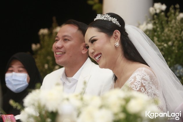 9 Potret Bahagia Kalina Ocktaranny and Vicky Prasetyo Show Off Wedding Ring, Reception Gown Like a Princess Steals Attention