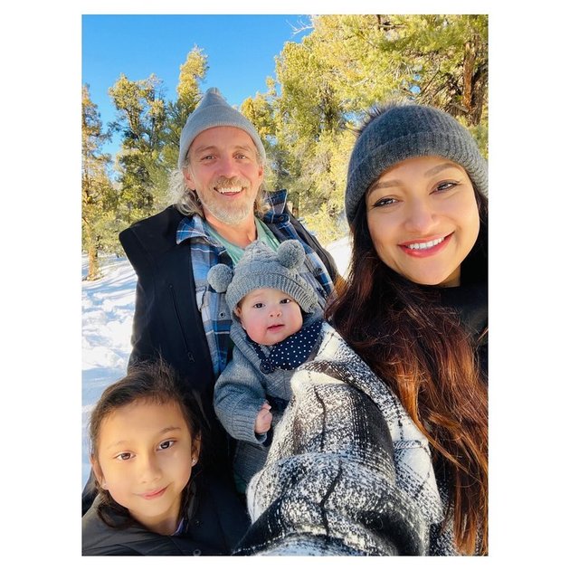 9 Happy Moments of Rahma Azhari with Husband & Family in the United States, Turns Out Her In-Laws are Famous Hollywood Celebrities!